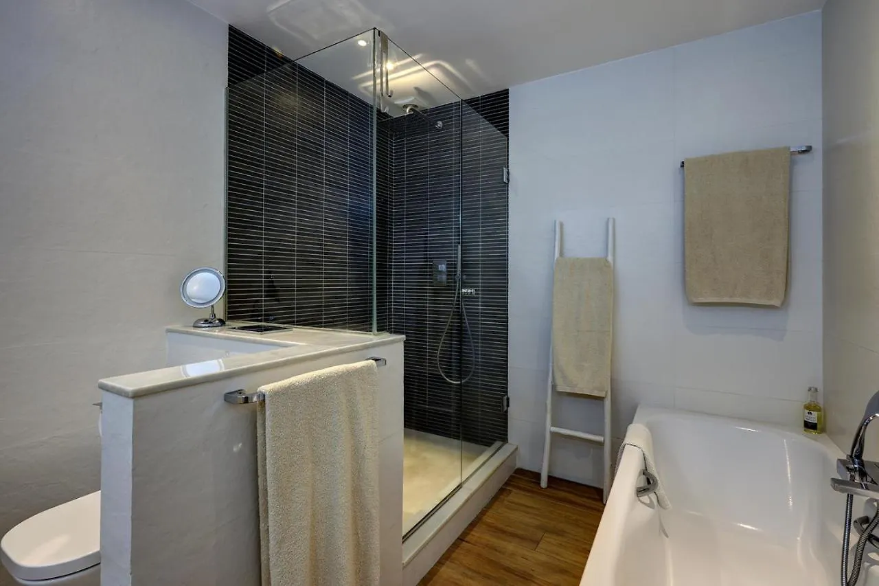 Luxurious Apartment In Puente Romano, Marbella