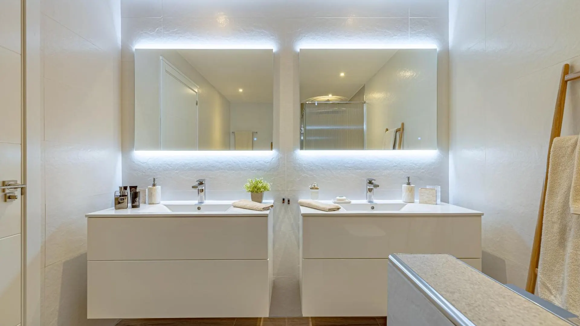 Luxurious Apartment In Puente Romano, Marbella