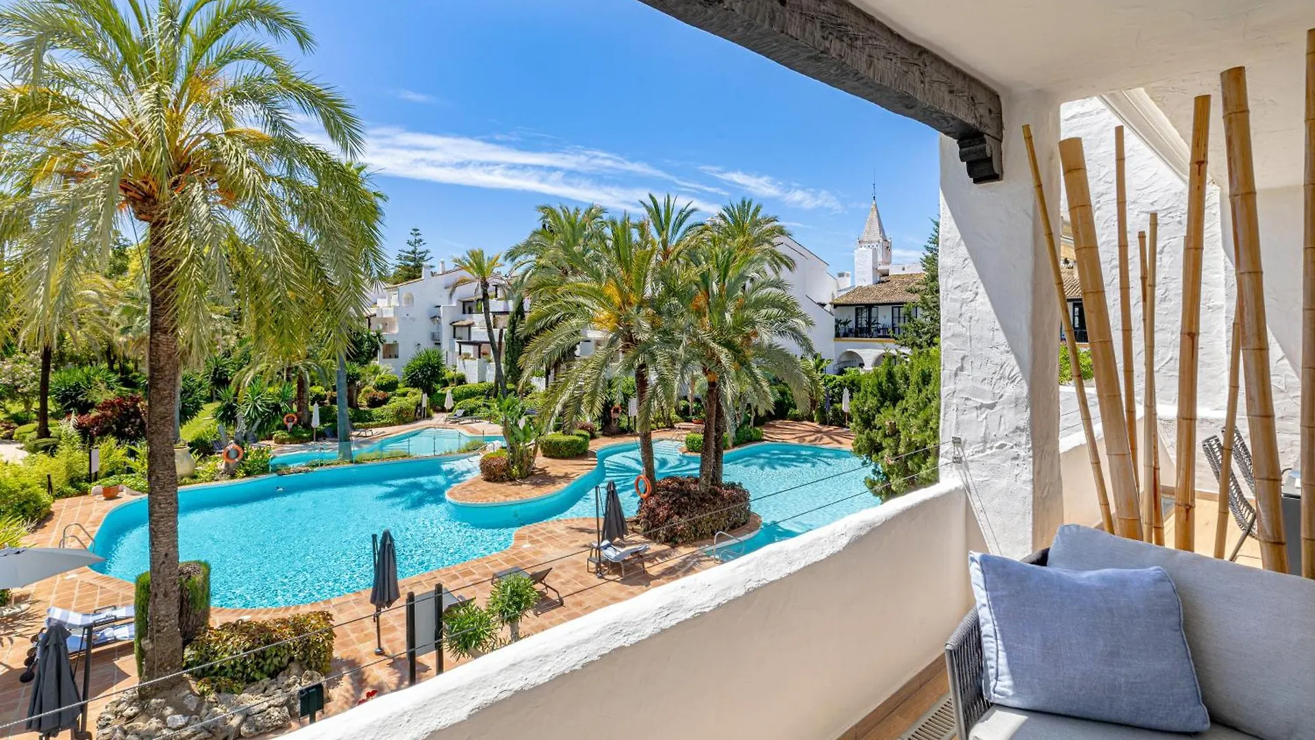 Luxurious Apartment In Puente Romano, Marbella location